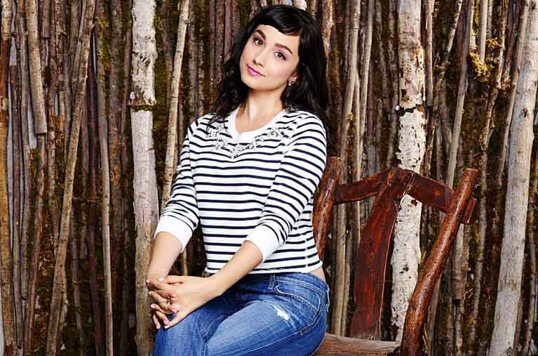 How tall is Molly Ephraim?