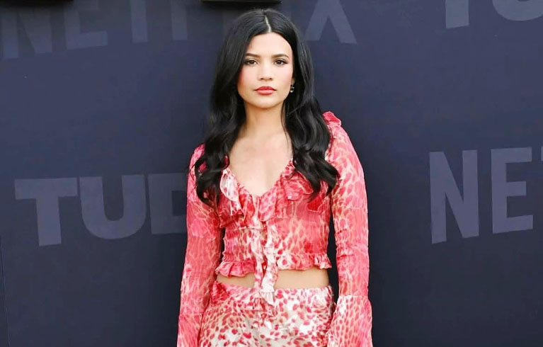How tall is Nikki Rodriguez & Nikki Rodriguez boyfriend?